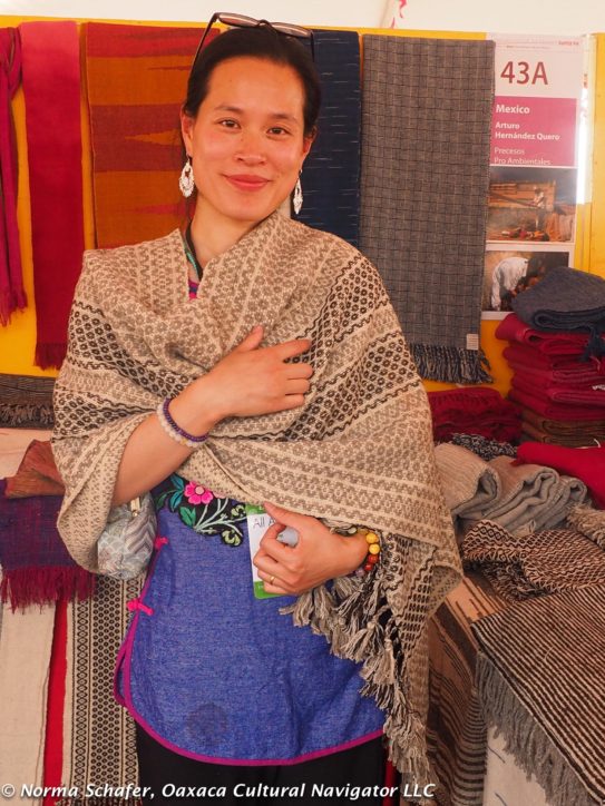 Modeling a natural wool shawl woven by Arturo